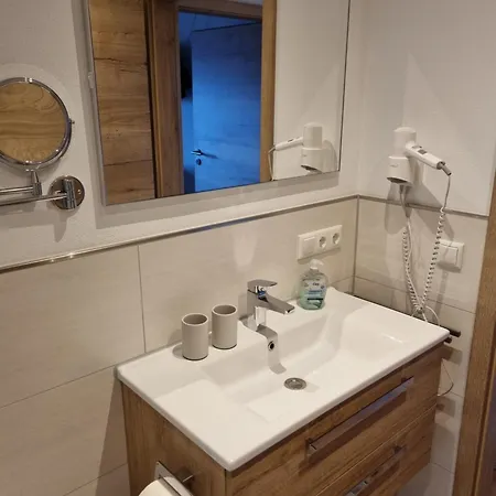 Poppler Mit Aufzug Apartmán *
