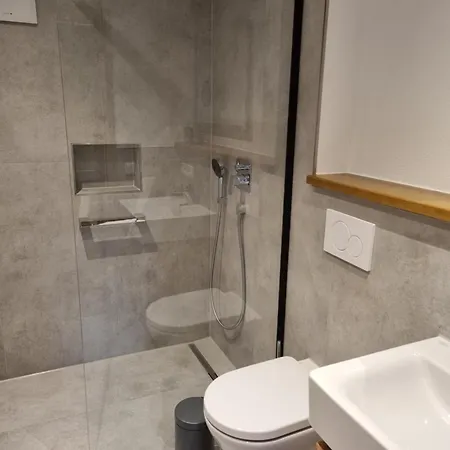 Poppler Mit Aufzug Apartmán *